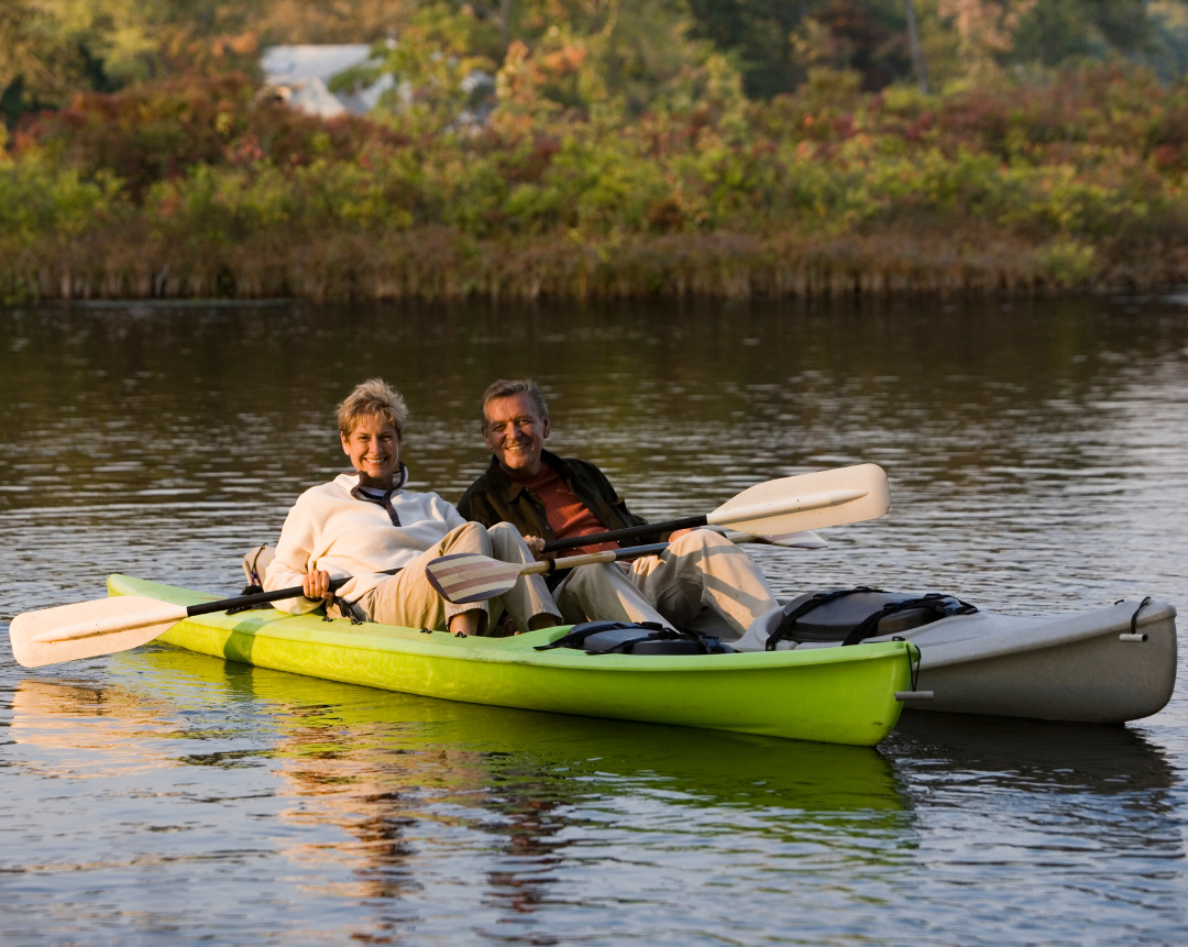 couple kayaking