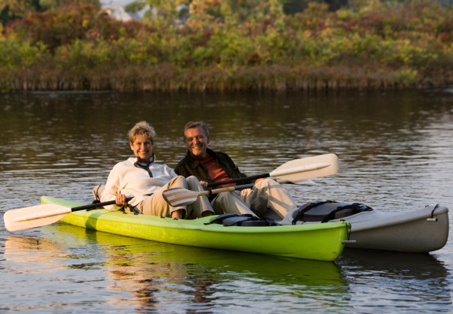 couple kayaking
